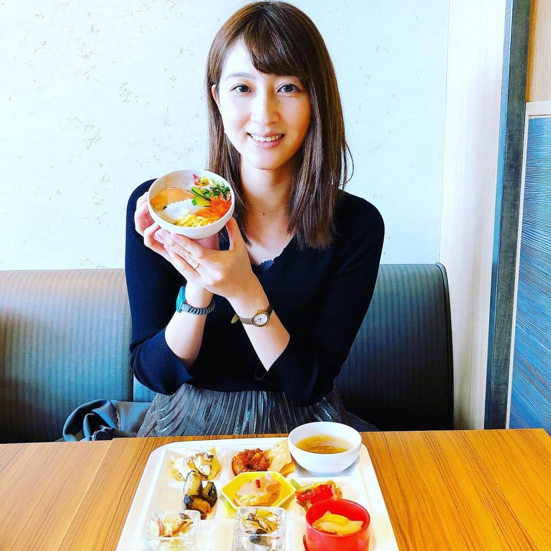 山崎萌絵さんのインスタグラム写真 - (山崎萌絵Instagram)「明日はいい風呂の日♨️小戸にある温浴施設「ヒナタの杜」に行ってきました♪  暖炉のまわりでゴロゴロできる温暖ルームや、露天風呂、小野グループのビュッフェもあるんです(*˙˘˙*)ஐ   感染対策もばっちりで、一日中楽しめそうな施設でした✨ 詳しくは明日のアサデスラジオの深オイで♪  #いい風呂の日 #温浴施設 #ヒナタの杜  #露天風呂 #暖炉のあるお部屋 #小戸の湯どころ  #小野グループ #オーダービュッフェ #アサデスラジオ」11月25日 11時22分 - moeyamasaki.kbc