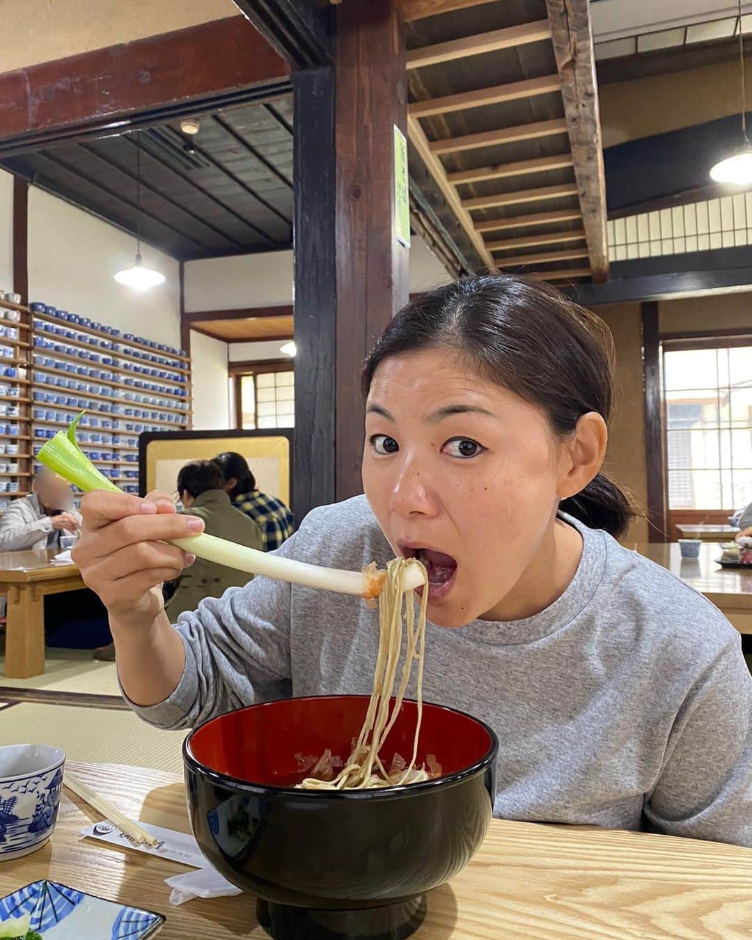 横峯さくらのインスタグラム：「この写真、どこだかわかりますか？ 美味しいお蕎麦でした✨  #ねぎそば #そば #お店 #ねぎ #ネギ #蕎麦 #どこでしょう #お蕎麦 #お蕎麦屋さん #美味しい #おいしい」