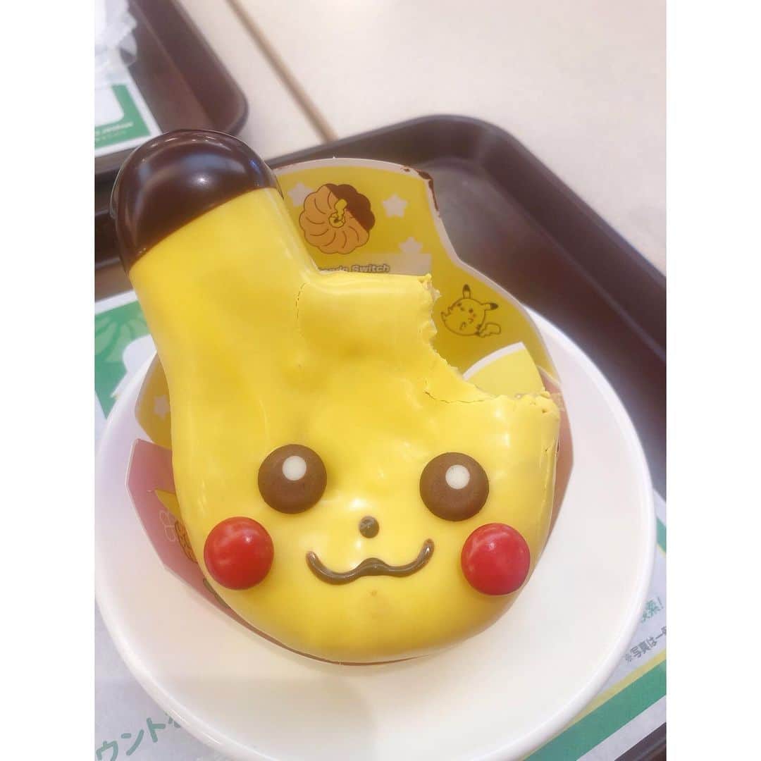 永末まゆのインスタグラム：「つ　ついに#ミスドポケモン ✨🥰😍🍩食べることが出来たーっ✨  去年は、売り切れでいつも食べれなかったっ😢今年はコロナ禍で諦めるかーと思っていたのだけど、ラッキーなことに食べれる機会が🥰  やったー！！！  2020年は、些細な幸せも本当に嬉しく感じられて、大切な感覚だなって思っています🌿  今年のミスド🍩は、可愛いラッキーや、#ピカチュウ　の瞳が2種類あったり、モンスターボールが立体で可愛かったよー✨  ・ ・ ・ #pokemon #ポケモンドーナツ #ポケモン好きと繋がりたい #ドーナツ #幸せ #小さな幸せ探し #🍩 #ミスドでラッキークリスマチュウ」