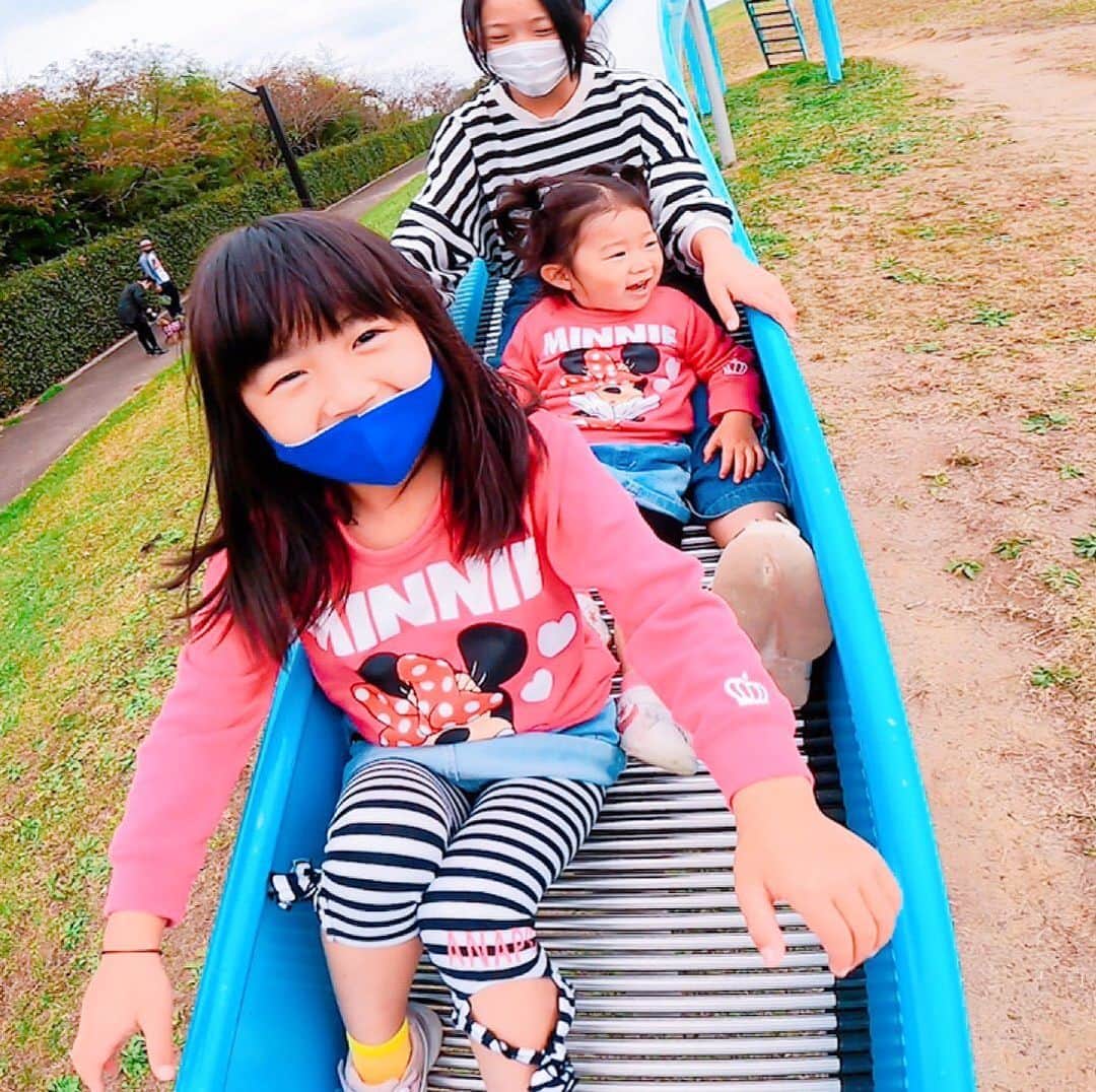 れのれらTVのインスタグラム：「＊-＊-＊-＊-＊-＊-＊-＊-＊-＊-＊-＊ ・ 【ローラー滑り台】 ・ なんで ローラー滑り台って お尻かゆくなるの❓ ・ 小学生の素朴な疑問🤔 ・ 【公園】こんな公園あったんだ！？らくがきし放題公園で遊んだよ♪海岸公園冒険広場【宮城の旅】【#1571】 https://youtu.be/A1wHVFCow6g ・ #れのれらtv  #3姉妹 #３姉妹 #公園フォト #娘 #家族 #親バカ部  #ローラーすべり台 #youtuber  #応援してくれてありがとう  #公園 #挑戦 #小学生女子 #すべり台 #滑り台 #姉妹 #滑り台大好き #海岸公園冒険広場  ・ ＊-＊-＊-＊-＊-＊-＊-＊-＊-＊-＊-＊」