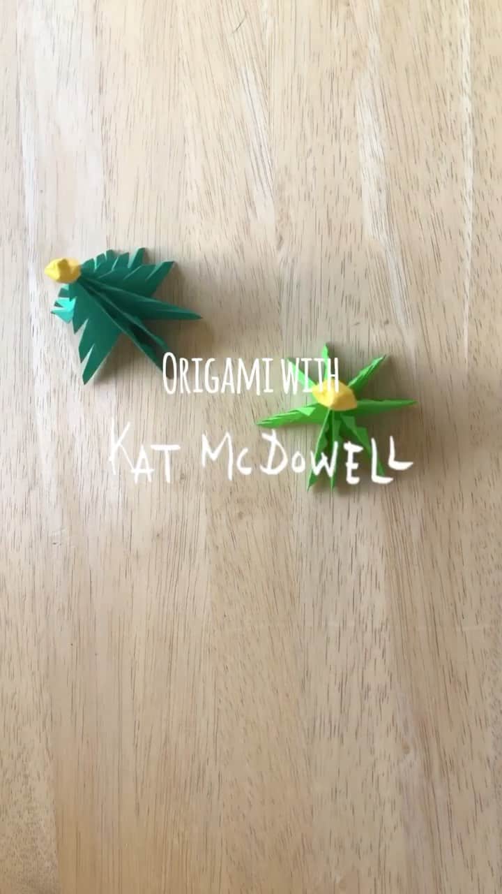 のインスタグラム：「Super pumped to be making all of these Christmas decoration origami tutorials! The longer video for this one is on my channel and the link is in my bio @katmcdowell The song is called “Feels like it’s Christmas” written with @kazumimusic and @kaorumiyazaki_official and Kaoru has a Japenese version of this too! #origami #christmasdiy #christmastree #origamitutorial」