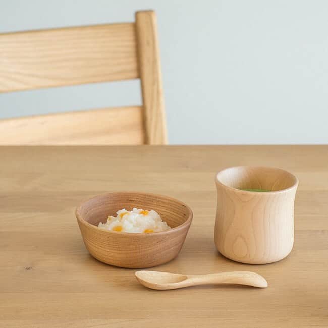 のインスタグラム：「きのこのうつわ﻿ ﻿ お皿とコップを合わせると、素朴でころんとした「きのこ」の形になるベビー食器『きのこのうつわ』。﻿ ﻿ 小さな手でも持ちやすいようになめらかなくびれが付けられていたり、さわり心地や口当たりがやさしくなるように仕上げられていたり、赤ちゃんを想う工夫は細部まで。﻿ ﻿ 桜やくるみ、かえでなど天然無垢の木々から作られていて、触れると木のあたたかみを感じられます。﻿ ﻿ お皿、コップ、スプーンの3点セットでお届けしますので、出産のお祝いにも、離乳食期を迎えた赤ちゃんへのプレゼントにもオススメです☺︎﻿ ﻿ ・－・－・－・－・－・－・－・－・－・ －・－・－・﻿ ﻿ 「きのこのうつわ」は、tocotocoのオンラインショップ「tocotocoマーケット」に掲載中です。﻿ ﻿ お買いものは、プロフィールのリンクからどうぞ！(@tocotoco_mag）﻿ ﻿ #きのこのうつわ﻿ #sunaolab﻿ #ベビー食器﻿ #無垢の木﻿ ﻿ #スナオラボ #こども食器 #器 #うつわ #木 #桜 #きのこ #離乳食 #赤ちゃん #ベビー #baby #こども #キッズ #ママ #パパ #親子 #子育て #育児 #tocotoco #トコトコ #プレゼント #ギフト #出産祝い」