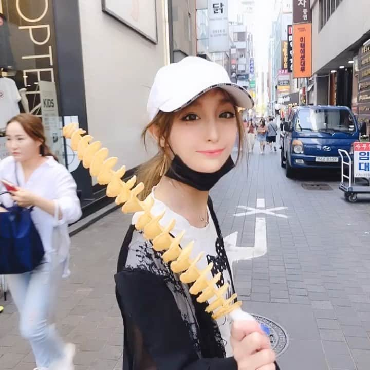 矢沢なりのインスタグラム：「いつになったらまた日本から自由に出たりできるようになるかな🎀 今のうちに自分磨きして毎日happyな感じにしていつでもまた色んなところ飛び回れるようにしたいな🥰💕  香港のアンバサダーの仕事もまだ途中のままだな🥺🥺🥺  生きてる間に色んなところ行きたいもん💕」