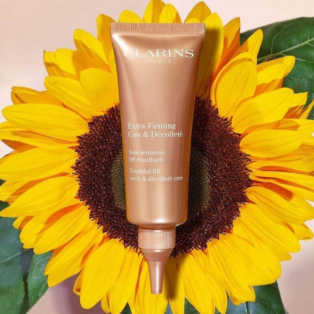 Clarins Canadaさんのインスタグラム写真 - (Clarins CanadaInstagram)「Did you know? The sunflower is very heavy and yet the plant’s stem still holds it up without breaking. Auxins, precious natural substances found in the stem are responsible for the plant’s flexibility and growth. This is why they are also present in the Extra-Firming Neck & Décolleté formula. Just like the sunflower, the head is heavy and it exposes the neck to its hundreds of movements a day which can, in the long run, promote the appearance of wrinkles.☀️🌻⁣ __________⁣ Le saviez-vous ? Le poids de la fleur de tournesol est très lourd, pourtant la tige de la⁣ plante parvient à le supporter sans se casser. Les auxines, précieuses substances naturelles présentes dans la tige, assurent la croissance et la flexibilité de la plante. C'est pourquoi elles sont aussi présentes dans la formule du soin Extra-Firming Cou & Décolleté. Tout comme la fleur de tournesol, la tête est lourde et fait subir à la peau du cou de multiples mouvements quotidiens qui peuvent à la longue, favoriser l'apparition des rides.☀️🌻⁣ .⁣ .⁣ .⁣ #Clarins #ItsAllAboutYou #ExtraFirming #ExtraFirmingNeckandDecollete」11月25日 11時25分 - clarinscanada