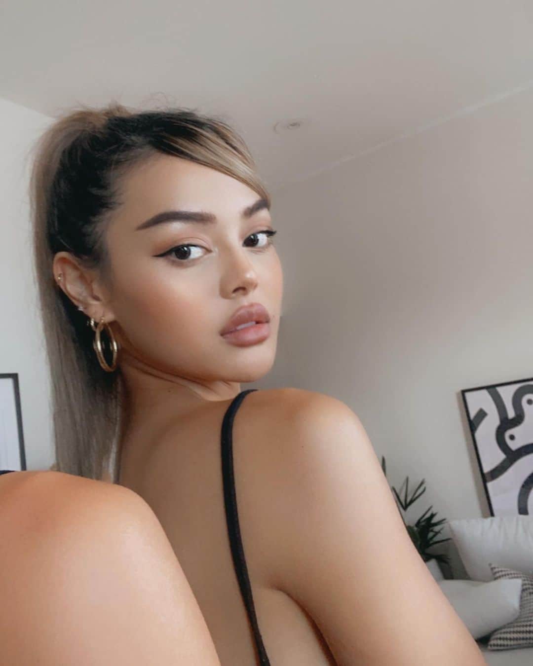 リリーマイマックのインスタグラム：「👀」