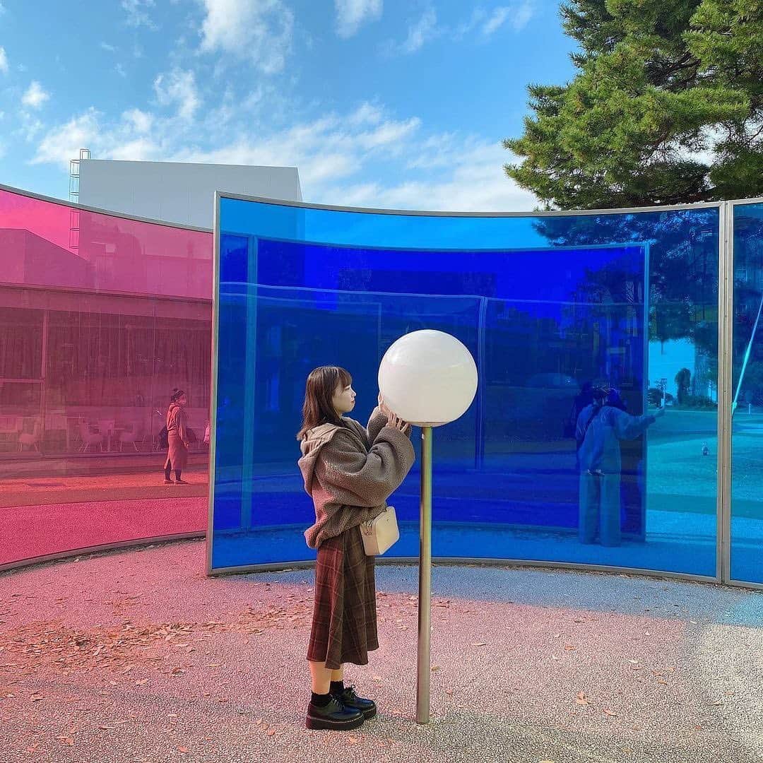 isutaさんのインスタグラム写真 - (isutaInstagram)「フォトジェニックな体感型アートが多い﻿ 何度でも訪れたくなる不思議な空間♡﻿ ﻿ ﻿ 石川県金沢市にある「金沢21世紀美術館」は、“新しい文化の創造”と“新たなまちの賑わいの創出”がコンセプトの美術館。﻿ ﻿ ﻿ ただ作品を鑑賞するだけでなく、触れたり遊んだりできる体感型のアート作品が多いのが特徴です。﻿ ﻿ ﻿ 人気なのは、SNSで話題になったアルゼンチン出身の現代アーティストの作品「スイミング・プール」。﻿ ﻿ ﻿ 有料の「展覧会ゾーン」に入れば、まるで水中にいるかのような神秘的な空間が広がっており、IG映え間違いなし！﻿ ﻿ ﻿ おすすめは、ウサギの耳の形をした「ラビットチェア」。休憩しながら撮影したり、ガラス越しの景色を楽しめます♡﻿ ﻿ ﻿ 金沢にお越しの際は、ぜひ足を運んでみてください♩﻿ ﻿ ﻿ 【金沢21世紀美術館】﻿ 住所：〒920-8509﻿ 石川県金沢市広坂1-2-1﻿ TEL：076-220-2800 (代表)﻿ 休館日：展覧会ゾーン：月曜日（休日の場合は直後の平日）、年末年始﻿ 　　　　交流ゾーン：年末年始　＊各施設の休室日は展覧会ゾーンに準ずる。﻿ ﻿ ﻿ photo by﻿ @yukimi___14﻿ @saaaki_pon﻿ @tapeeeey﻿ @okayui15﻿ @manamanae0219﻿ @_aika_yb﻿ @i_ammm_14﻿ @1221.kanon  ﻿ ﻿ #isuta #イスタ #isutapic ﻿ #isutacafe #カフェ巡り #おしゃれカフェ ﻿ #カフェスタグラム #cafestagram #カフェ﻿ #カフェ好き #女子旅 #旅行 #石川観光 #金沢観光﻿ #金沢21世紀美術館 #musium #現代アート﻿ #スイミングプール #美術館 #美術館巡り ﻿ #インスタ映え #映え #フォトジェニック ﻿ #休日の過ごし方 #映えスポット #ラビットチェア﻿ #お出かけスポット #お洒落な人と繋がりたい ﻿ #カフェ好きな人と繋がりたい #体感型アート」11月25日 11時27分 - isuta_jp