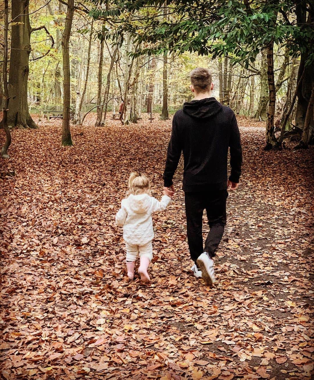 マックス・ウィットロックのインスタグラム：「Love our little walks. How you finding lockdown 2.0?」