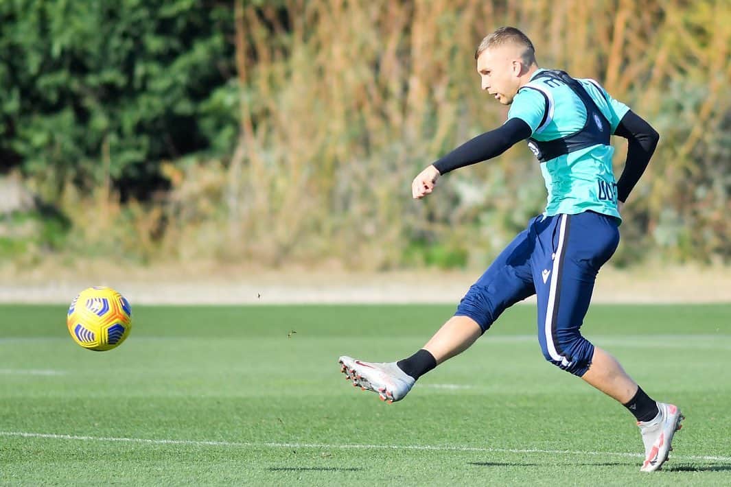 ジェラール・デウロフェウのインスタグラム：「Back on track !💪 New week, new goals same WORK AND PASSION !」