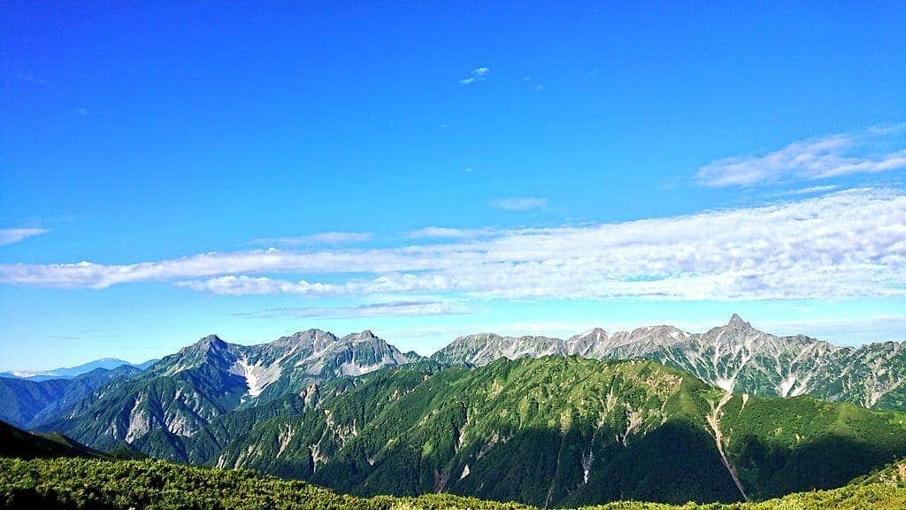 桜花さんのインスタグラム写真 - (桜花Instagram)「おやすみなさい🗻🌷  みなさん素敵な夢を。。🍀  山々はもう冬の装いですね🌷 これは夏の北アルプス。  秋冬も、好きですが 夏も恋しい今日この頃です🌷  #おやすみなさい  #青空 #山登り  #やますたぐらむ #mountain  #mountainbew #mountainwithpk  #北アルプス  #bluesky」11月11日 2時49分 - mountainohka
