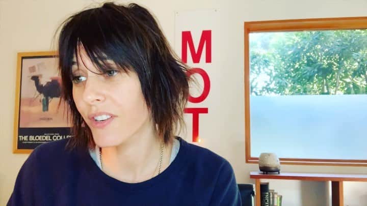 キャサリン・メーニッヒのインスタグラム：「Tomorrow on 👖:  The V word with @drsherryr」