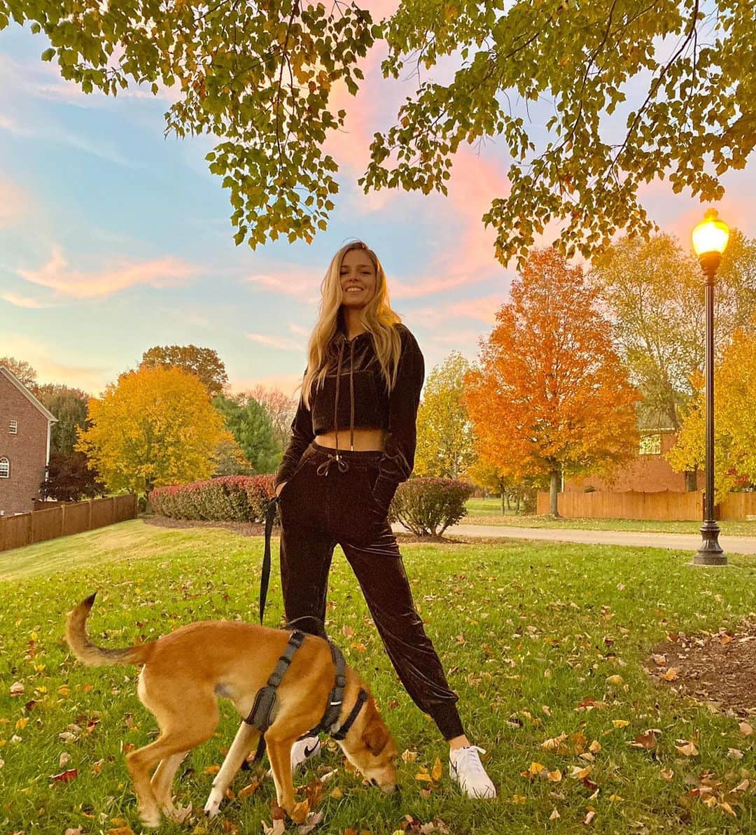 ダニエル・クヌッドソンのインスタグラム：「Pure joy and happiness last night ... Cotton Candy skies with every color of fall 🍂⛅️ @revolve @michaelcostello」