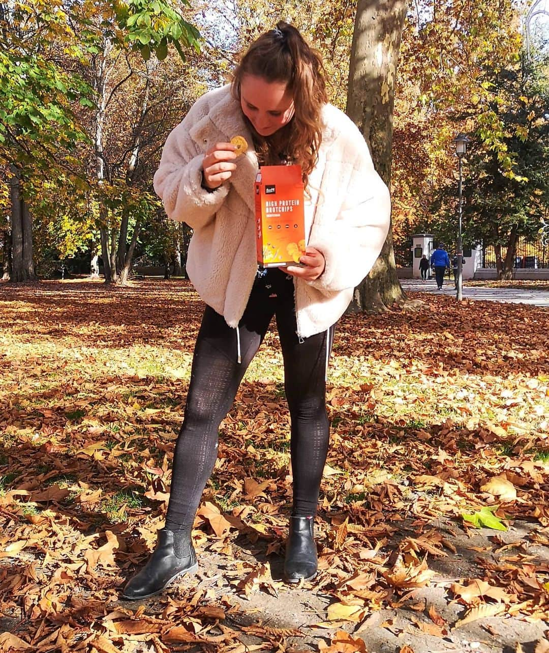 ハンナ・シューベルトのインスタグラム：「Sunny November day🥰🍁🍂 . Happy to announce a new cooperation with @benfit 🎉 Loving their high protein products and looking forward to working together with this cool brand & team😊💪 Check out their website and try out their products yourself! With the code HANNAH10 you can get 10% off your order👍」