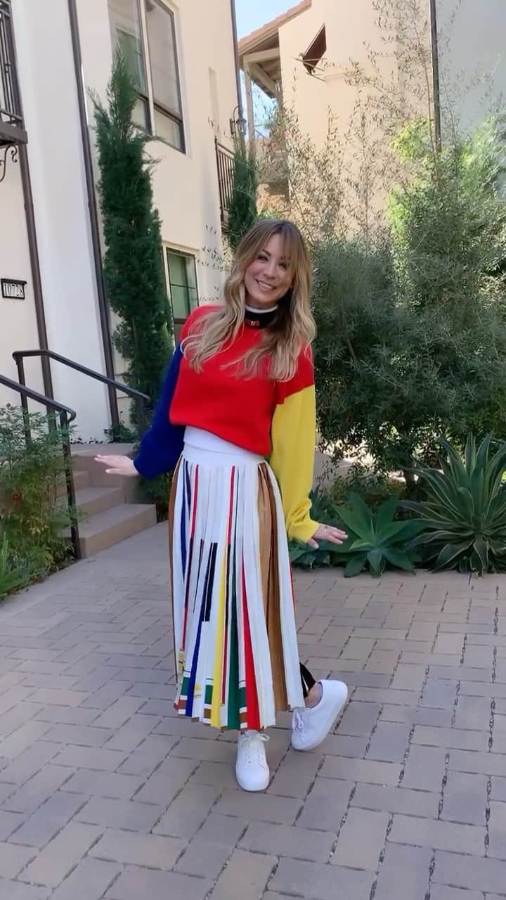 ブラッド・ゴレスキーのインスタグラム：「@kaleycuoco is back and serving rainbow realness for @kellyclarksonshow 🌈 Sweater & skirt @hermes  Sneakers @greats  💄 @jamiemakeup  👩🏼 @christinesymondshair  Styled by me & @daniela_viviana」