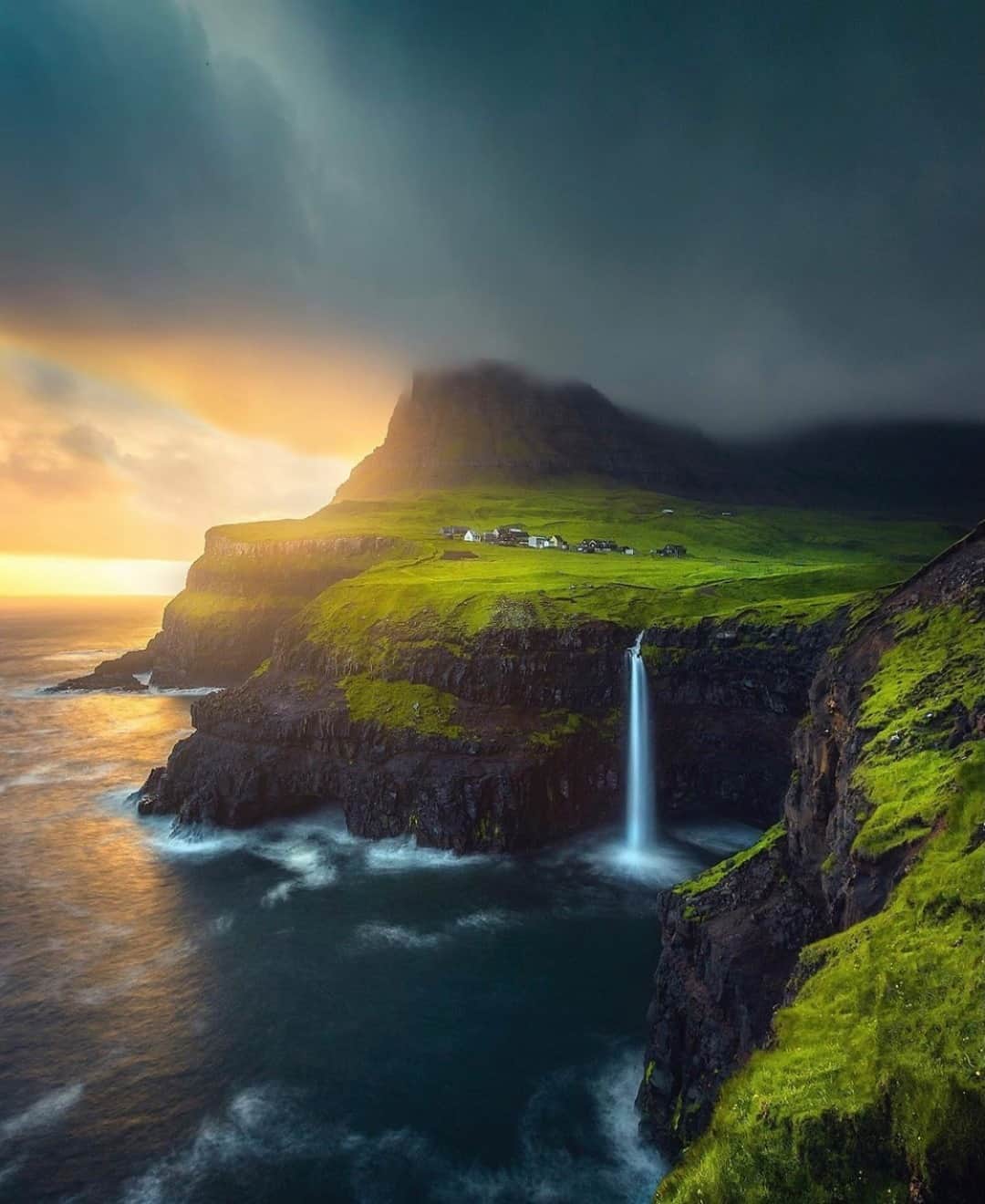 Earth Picsさんのインスタグラム写真 - (Earth PicsInstagram)「The Faroe Islands 🇫🇴 by @merveceranphoto」11月11日 3時01分 - earthpix