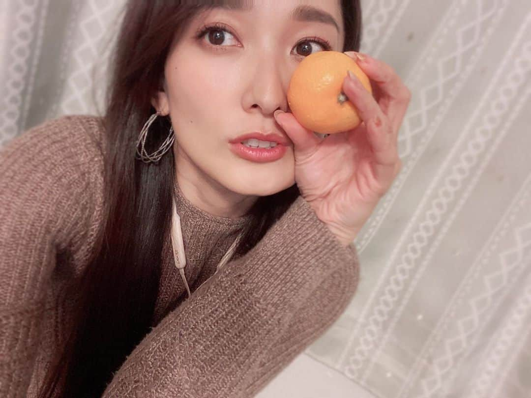 大澤有紗さんのインスタグラム写真 - (大澤有紗Instagram)「ひさびさに食べ物の話をできて健康に感謝するのです🍊 きましたね蜜柑の季節🍊 今年もひとくちみかん🍊 甘いみかんに手が止まらないよ〜😂って言いたい。  そして今日は久々に 『the 肉』 をいただきました🍖 なにこのamazingな見た目🥰 ジューシーだし良い香りだし😭 しかもこのソースと薬味の数🤩 色々試しながら一瞬でなくなっていったお肉たち🥺 #chefandbutchertokyo さん みなさんほんと良い方たち😍 お肉ofお肉🥩 ご馳走さまでした🤩✨ #お肉 #肉 #肉祭り #ステーキ #grilledveggies #野菜があまーい #はぁ　#思い出してよだれでる #食べるって生きること #感謝」11月11日 3時07分 - arisa_osawa_official