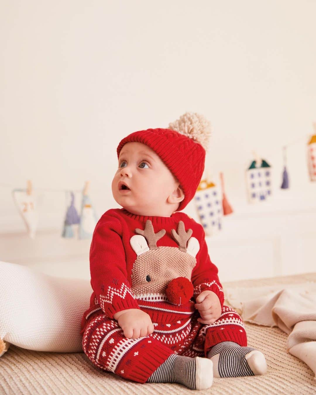 のインスタグラム：「When Santas little helper spots how long the shopping list is… 😱🎁🔎369-519 #nextkids #nextkidswear」