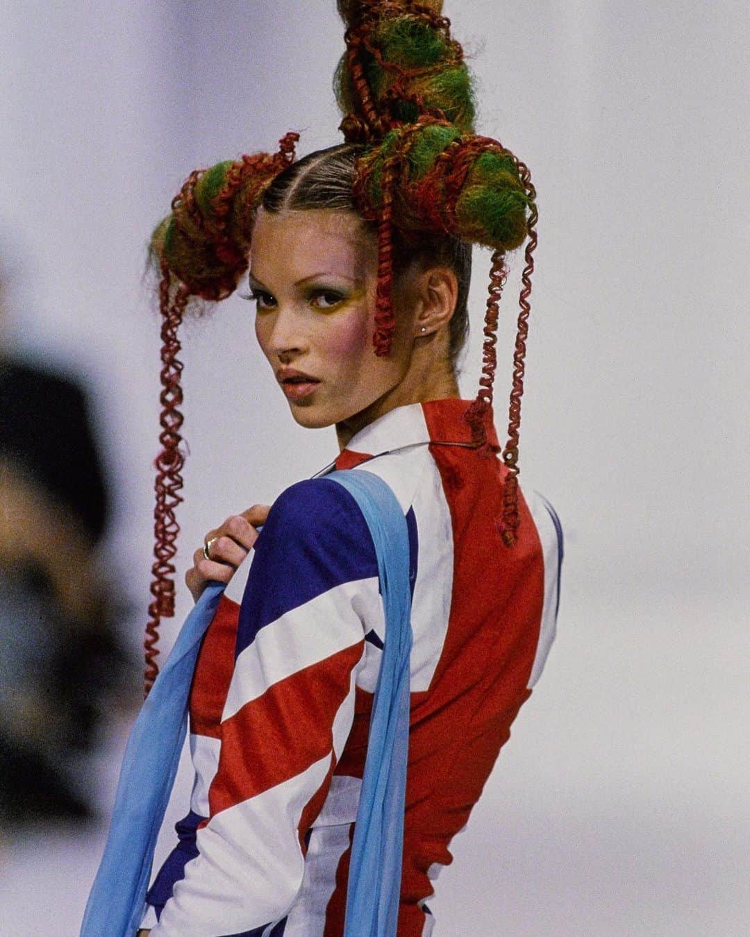 Vogue Runwayさんのインスタグラム写真 - (Vogue RunwayInstagram)「The nineties saw an explosion of creativity on the London fashion scene. Setting the pace were four graduates of Central Saint Martins: John Galliano (@jgalliano), Alexander McQueen (@alexandermcqueen), Hussein Chalayan (@chalayanstudio), and Stella McCartney (@stellamccartney). Each of these “London Libertines” had a distinct point of view, still, as @metcostumeinstitute curator Andrew Bolton notes, this generation of  Brits engaged with “that clash between tradition and transgression, the past and the present that defines English culture.” Tap the link in bio to listen to Episode 8 of In Vogue: The 1990s, hosted by Hamish Bowles (@hamishbowles」11月11日 3時09分 - voguerunway