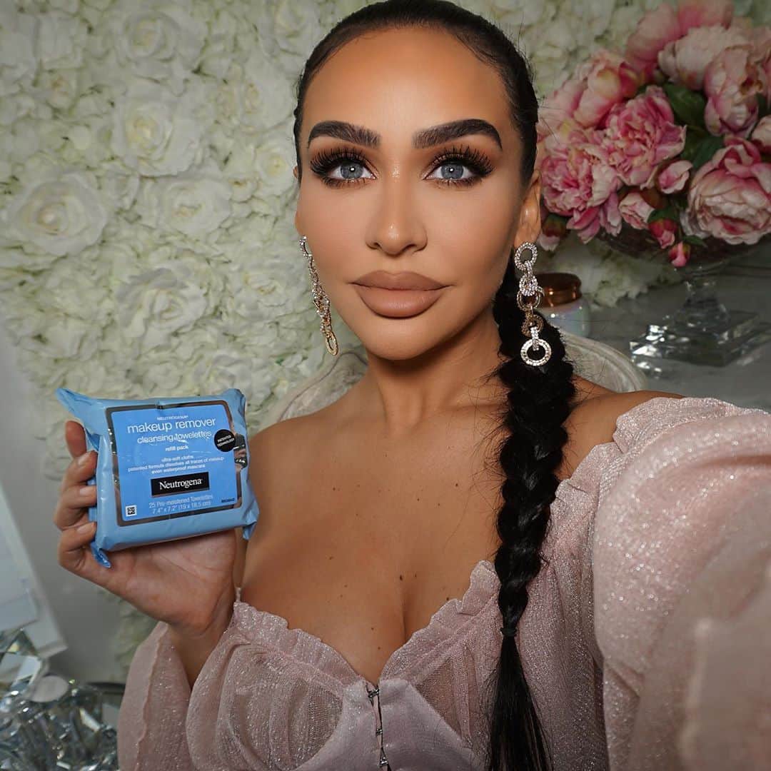 Carli Bybelさんのインスタグラム写真 - (Carli BybelInstagram)「Decided to put some makeup on today 💕 No makeup look is complete without using my favorite @neutrogena wipes! You can get them now on @amazon #ad」11月11日 3時10分 - carlibel