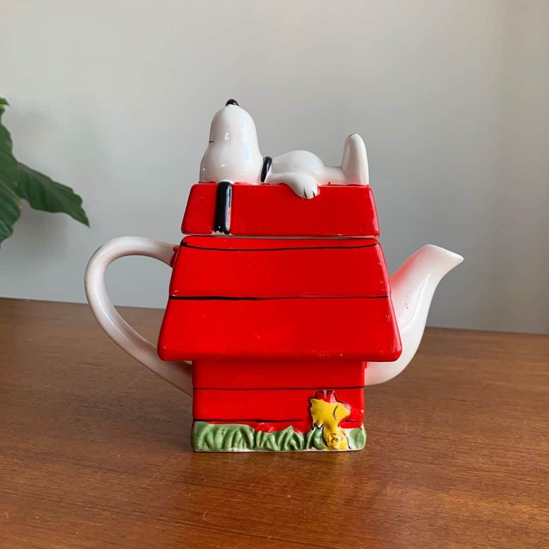 オランピアルタンのインスタグラム：「Oh and there was a bonus #snoopy teapot in my @objects_inanimate package ❣️❣️🐶❣️❣️!!! You know me too well @audechomette 🥰 #objectsinanimate #peanuts #teapots #ihave5now #butthatsok (@cletan you can borrow 💔)」