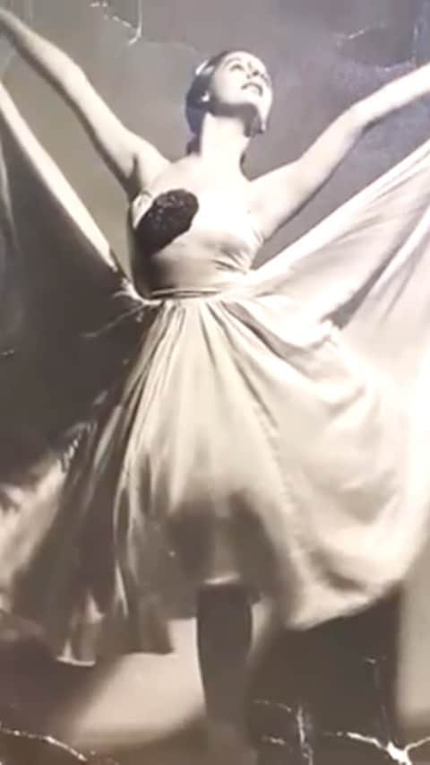 Claudia Leitteのインスタグラム：「Estamos no meio da campanha de divulgação de #Rodou. Mas, eu não poderia deixar de compartilhar este vídeo. Meus amigos, com “sorte”, um dia nos restará “alguma” memória, quiçá alguém se lembre de nós. E, ainda assim, se não houvermos tocado um coração, nossa jornada por este mundo breve terá sido em vão. Arte por arte. Fama por fama. Dinheiro por dinheiro. Sucesso por sucesso. Nada faz sentido quando não há propósito fundamentado no amor. Nossos talentos também vão se esvair. Que a gente descubra, nos pormenores, em cada detalhe, na lida, na dor e no prazer, a que fomos chamados. Somos parte de um GRANDE PLANO, de um GRANDE CORPO... e , veja bem, isso é honroso, mas nos torna responsáveis uns pelos outros. Que amemos O Corpo por inteiro e cada parte Dele como queremos ser amados. Um beijo grandão e cheio de amor. Obrigada, Glorinha, por ter compartilhado o vídeo! @gpiresoficial Essa é a bailarina Marta C. González, uma das mais principais bailarinas do Ballet de NY nos anos 60. Há anos ela sofre com o Alzheimer, mas com a música "Lago dos Cisnes" ela conseguiu recordar momentos inesquecíveis da sua vida como bailarina, da sua história.   O vídeo foi gravado pela organização Música Para Despertar, que promove o uso de da música como terapia contra doenças.」