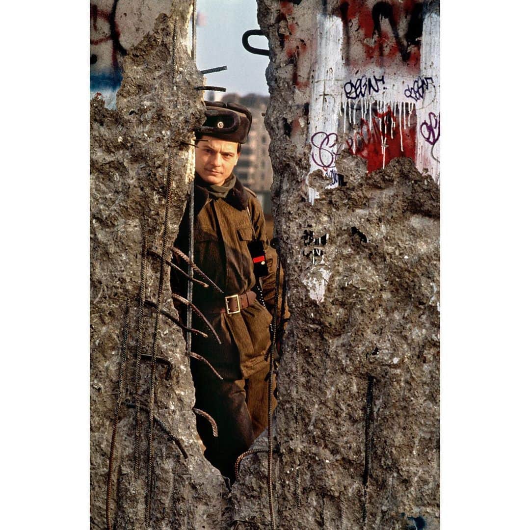 スティーブ・マカリーさんのインスタグラム写真 - (スティーブ・マカリーInstagram)「The final months of 1989 were some of the most momentous and hope-filled since the end of the Second World War, but until it happened, we couldn't imagine that the Berlin Wall would actually fall when it did. I was there for several days wandering between East and West Berlin when the celebrations took place.  #Berlin, #Germany, 1989.」11月11日 3時16分 - stevemccurryofficial