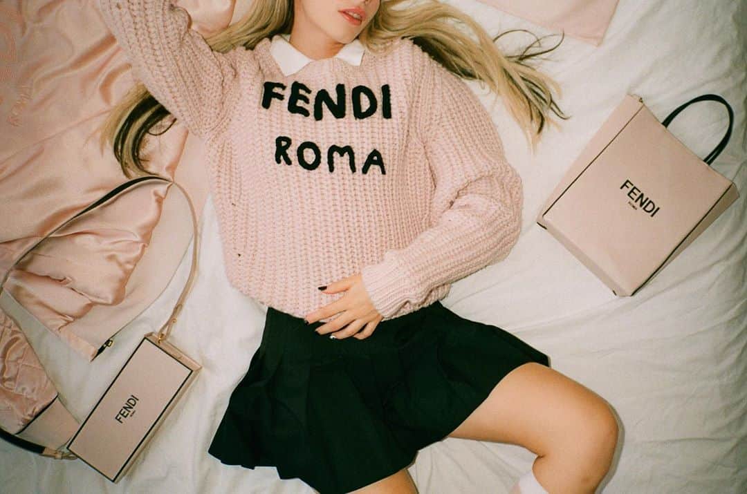 ジョナ・クフタさんのインスタグラム写真 - (ジョナ・クフタInstagram)「it’s the @FENDI Roma Holiday season 💝👛🎁✨ #FendiHoliday #FendiGifts ad」11月11日 3時19分 - joannakuchta