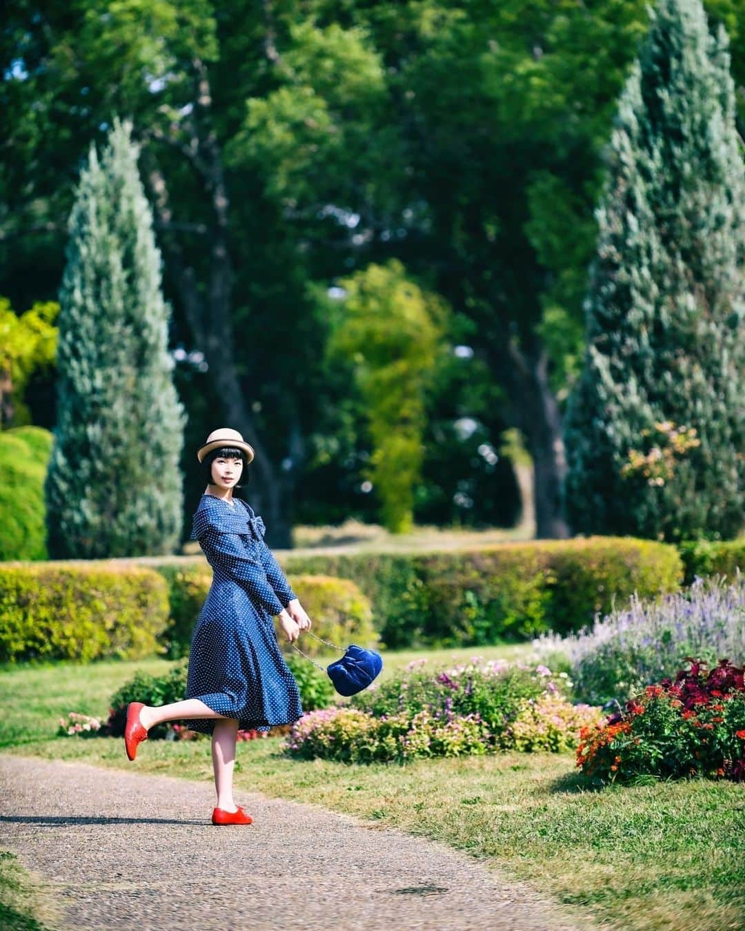 彩羽真矢さんのインスタグラム写真 - (彩羽真矢Instagram)「「晴れた日はお出かけに行きたくなる♪」  って言える女子に憧れますw  晴れてようと休みの日は家にいたいし昼過ぎまで寝てたい人間ですが…  最近、YouTubeの新チャンネルをきっかけに女子力上げることに興味を持ち、カフェ巡りをするようになりました⭐️  数時間で帰ってきますが…w もうちょっと頑張ろう…w  Let's go out on a sunny day ☀️  撮影・miyuさん(@miyuphoto31 )  #ポートレート #晴れた日 #お出かけ #カフェ #女子力あげたい  #がんばろう」11月11日 3時19分 - chami_444