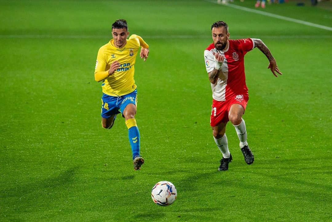 アントニオ・ルナのインスタグラム：「No fue nuestro mejor partido y aún así siempre estuvimos vivos y con opciones de llevarnos los tres puntos.Buena señal. Seguimos juntos y a tope. +1  🔴⚪️💪🏻  📸 @nurimarguiphoto」
