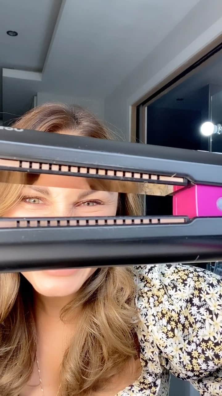サム・フェアーズのインスタグラム：「Ok so this is my second EVER hair tutorial 💁‍♀️ you guys know I’m no pro at hair so please bear with 😅. I actually find it really easy to style my hair with all @dysonhair hair products, especially the Dyson Corrale. I’ve used them for a while now and honestly, they make my life so much easier when it comes to hairstyling. I hope you like my Corrale tutorial ☺️ #ad #DysonSeasonalStyling #DysonHair https://bit.ly/2IlU9F6」