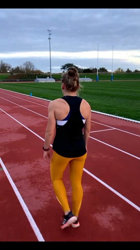 Amandine BROSSIERのインスタグラム：「Ça, c'était aujourd'hui, à 17h, au stade du lac de maine.🏃🏼‍♀️ Quel plaisir ces bonnes conditions.  #premierreel #soyezinduglents #mercitheo #training #run #speed #fast #sprint #roadtotokyo」