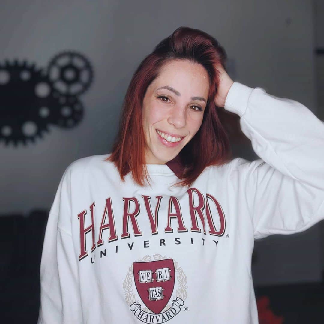 ニコーレ・デラ・モニカのインスタグラム：「I think I've been watching "Gilmore girls" too much so far 🤣  Penso di aver guardato troppo "Una mamma per amica" ultimamente 😅 #harvarduniversity #harvard #randomphoto #gilmoregirls」