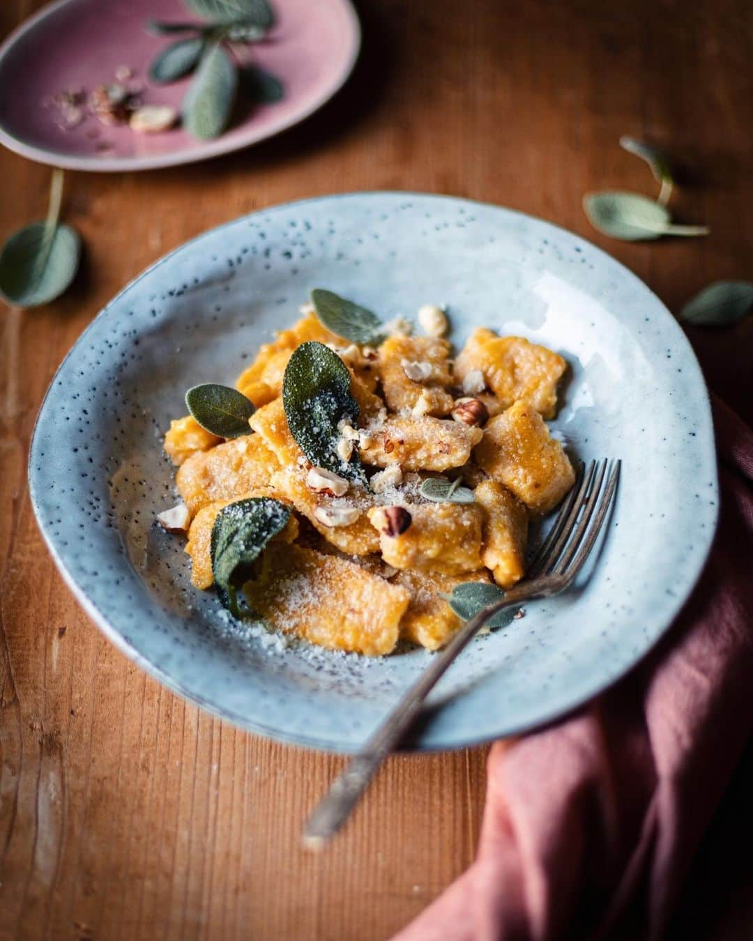 Saghar Setarehのインスタグラム：「Poking back my head briefly here just to let you know that recipe for these pillowy pumpkin #gnocchi, — dressed in nothing butter, sage and hazelnuts — is now on @wine_4_food. 🎃🍝 ⠀⠀⠀⠀⠀⠀⠀⠀⠀ With many parts of going to lockdown again, and the holiday season approaching, easy, low maintain and rewarding recipes are some of our best assets to move along with the pace of these strange times. This one is definitely considered one of those. ⠀⠀⠀⠀⠀⠀⠀⠀⠀ Pro tips: Rather than just "tossing" the gnocchi in butter, I like to brown them properly. Orthodoxes may disagree. I like crunchy, fried bit too much to care. ⠀⠀⠀⠀⠀⠀⠀⠀⠀ If you make a double batch, or if you have any extra gnocchi, freeze them! (First, in one layer only so that they don't stick, then in a bag), and pop them in to the salty boiling water. ⠀⠀⠀⠀⠀⠀⠀⠀⠀ Another dressing that I loved for these gnocchi was porcini mushrooms.  ⠀⠀⠀⠀⠀⠀⠀⠀⠀ #FlavorsAndEncounters #LabNoonFood」