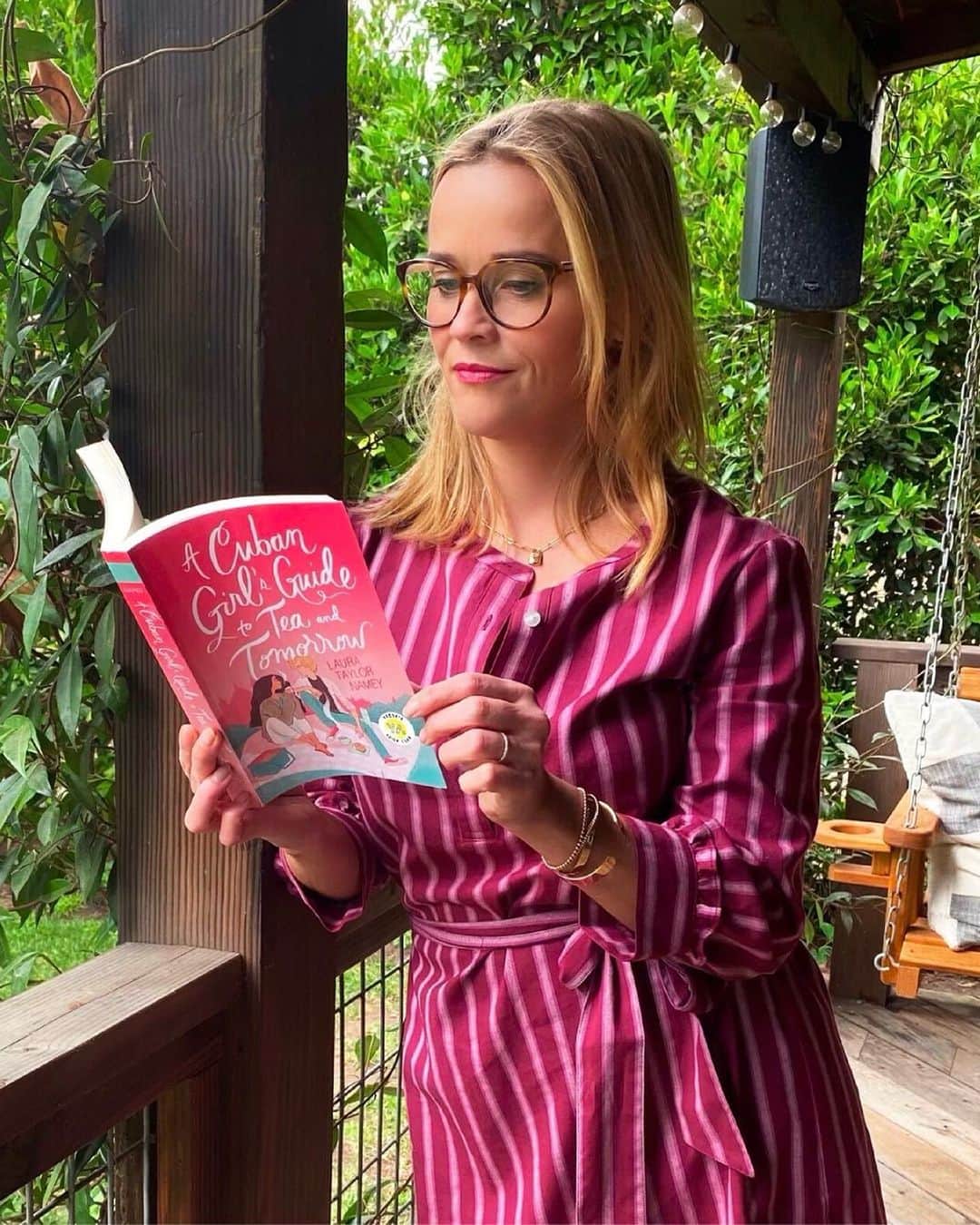 リース・ウィザースプーンのインスタグラム：「Want to escape to a different country? Take a trip to the charming English countryside in this month’s YA selection, A Cuban Girl’s Guide to Tea and Tomorrow by @laura_namey. Set in Winchester, England this charming story about a Cuban-American girl who goes to visit family far from her Miami home will warm your heart and leave you hungry for authentic Cuban cuisine and an adventure. Check it out on @reesesbookclub! 📚😍」