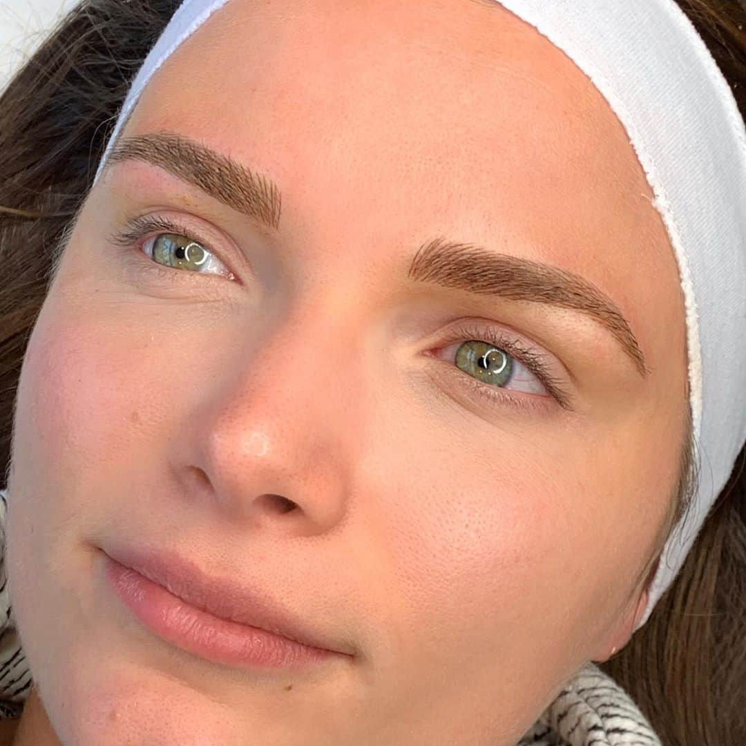 Haley Wightさんのインスタグラム写真 - (Haley WightInstagram)「Finally got to do my beautiful friend’s eyebrows 🤍 Swipe to see the before! ➡️  Interested in getting Microblading by me? Just call the studio at (971)337-5401 or visit our website at studiomeraki.net 😊 . . #microblading #cosmetictattoo #brows #eyebrows #portland #oregon #microbladedeyebrows #microbladed #meraki #ombrebrows #microblade #portlandmicroblade #portlandmicroblading #oregonmicroblade #oregonmicroblading」11月11日 3時36分 - cosmobyhaley