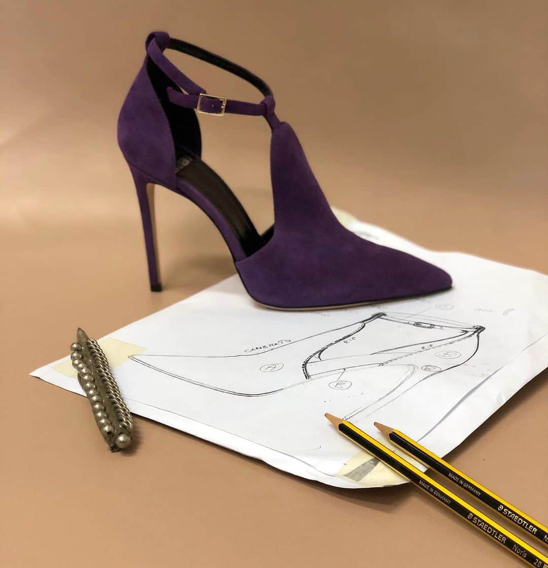 ジャンナメリアーニのインスタグラム：「How fascinating it is to stare at a sketch becoming reality 💜 #giannameliani #FW20 #Aurore」