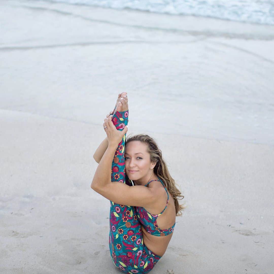 キノ・マクレガ―のインスタグラム：「Sometimes I don’t know what to share with you here. Sometimes I doubt myself and wonder if anything I do really matters. Sometimes I feel a little lost and beside myself. Sometimes I feel uninspired about yoga and the whole culture around it. _ But, I keep showing up. And slowly, it starts to make sense. Or at least, I can feel a kind spiritual logic that reveals itself to me in the lessons of life.  _ I’m a better person than I was 20 years ago before I started practicing yoga. But I’m also still essentially the same being. And this winding road that is often called “the path” is about coming home more than it is about anything else. _ If I can say one thing to you it’s this—keep practicing. Things will all work themselves out one day.  _ Practice with me Wednesday’s LIVE at 1 pm only on @omstarsofficial  _ #yoga #yogi #miamiyoga #kinoyoga #ashtanga  Photo @ifilmyoga  Outfit is vintage @liquidoactive  🙏💕」