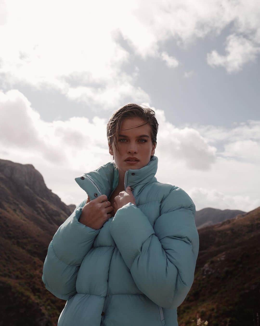 ストーミ・ヘンレイのインスタグラム：「“Those who travel to mountain-tops are half in love with themselves and half in love with oblivion.” -Robert Macfarlane 🏞 the new @alo keeping me snuggly on these chilly days❄️」