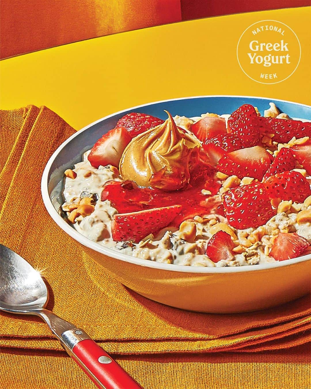 Chobaniのインスタグラム：「Wake up to delicious this Chobani Greek Yogurt Week. Our PB&J Overnight Oats is a crunchy, sweet, and fruity treat that tastes like it came from a cozy café 🥄 Swipe for the how-to.」
