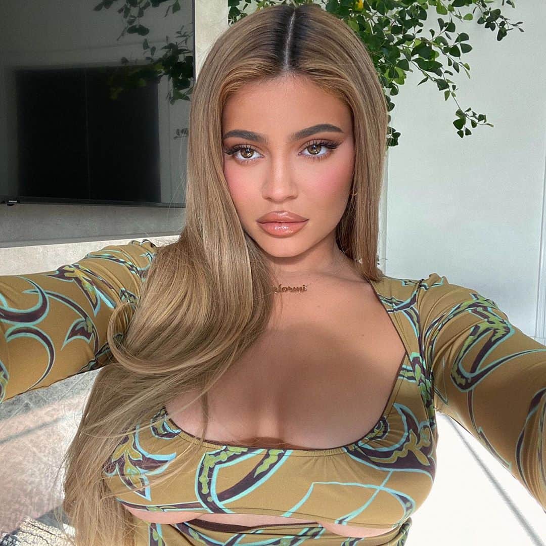 Kylie Cosmeticsさんのインスタグラム写真 - (Kylie CosmeticsInstagram)「boss babe @kyliejenner wearing Coconut lip liner & Feline Cute gloss from the Leopard Collection 4-piece high gloss set 🤍」11月11日 3時53分 - kyliecosmetics
