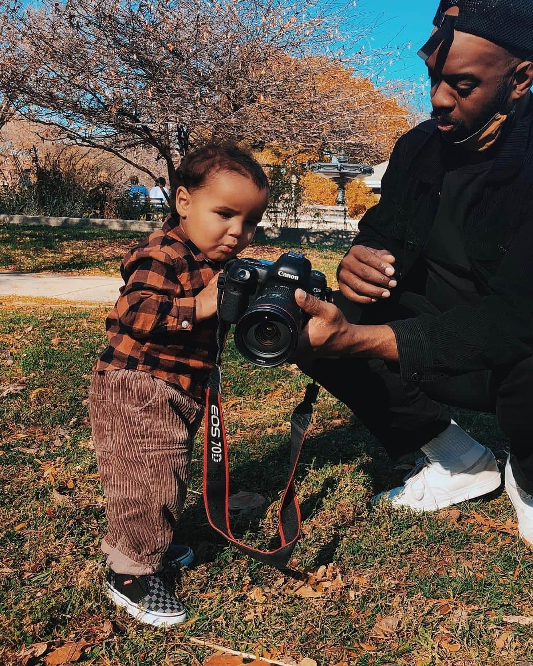 Paul Octaviousさんのインスタグラム写真 - (Paul OctaviousInstagram)「My toughest client on set by far...but he’s wearing the cutest cords and have looked past his harsh critiques of my work...👀 #seb #📸 @drepurps #blackarchivist #bringkidstoworkday 😂」11月11日 3時54分 - pauloctavious