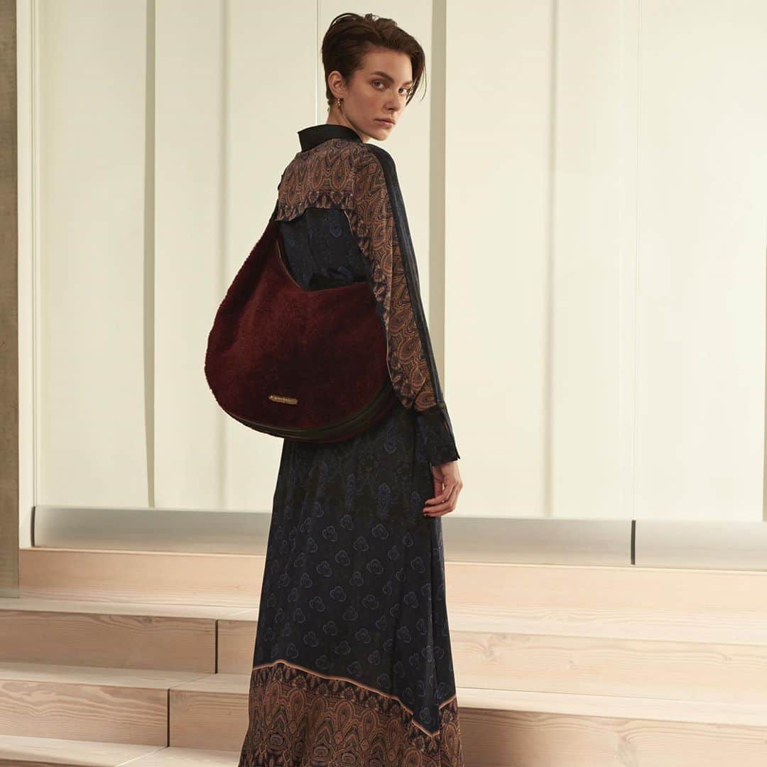 アマンダ ウェイクリーのインスタグラム：「Printed on sumptuous silk… our vintage inspired paisley print is the perfect way to inject a touch of rich eclecticism into your look. From silk shirts to effortless midi dresses… this is transformative statement dressing   Photographer: @janlehner Styling: @cathykasterine  Hair: @neilmoodie  Make up: @zoetaylormakeup   #paisleyprint #hobobag #statementdress #printeddress #vintageprint #scarfprint #retrochic #aw20」
