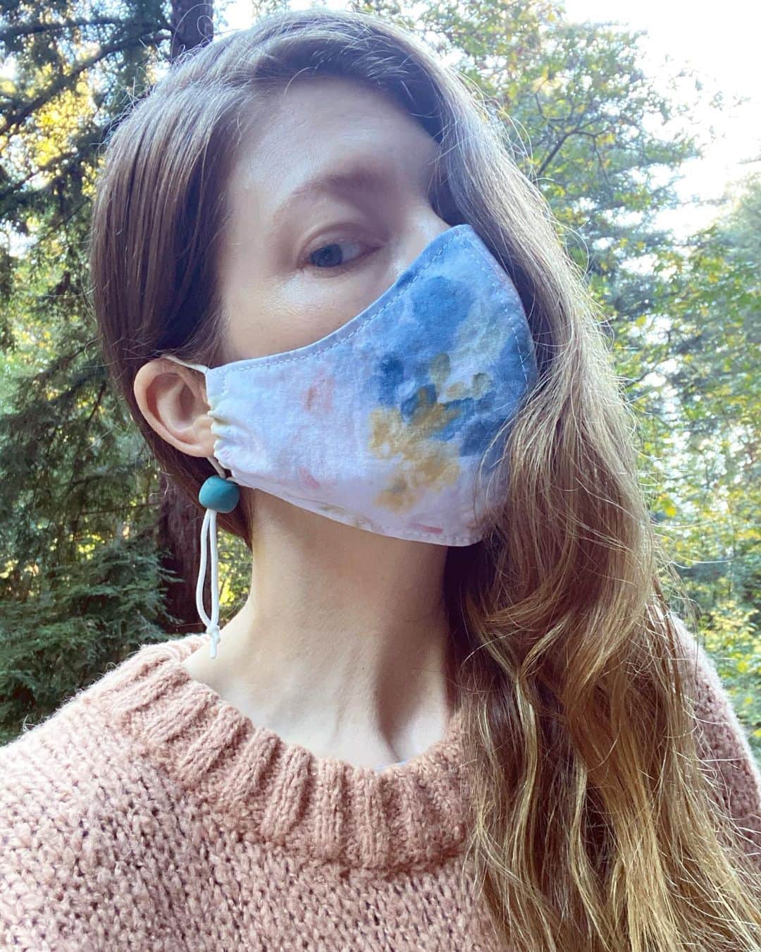 マンディクーンのインスタグラム：「Mask sale at Noon Pacific Time today in Stories! (3PM  Eastern) See you there. ✌️❤️😷❤️✌️ Anything left will be in a highlight called Masks!」