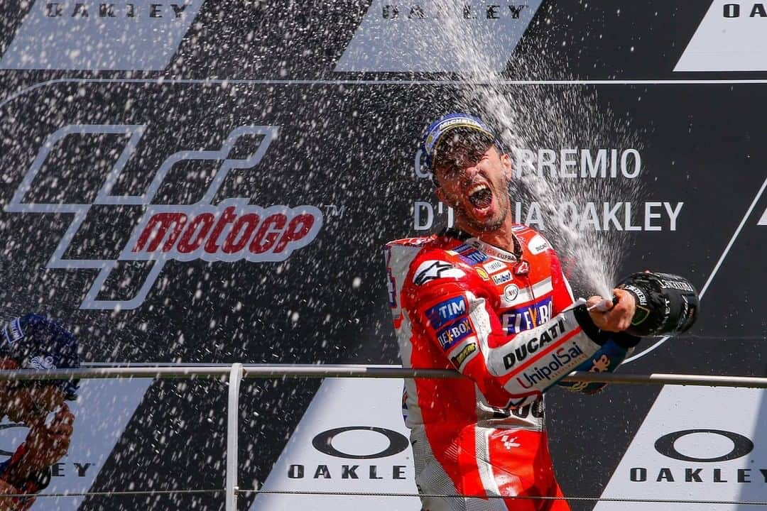 MotoGPさんのインスタグラム写真 - (MotoGPInstagram)「A career in photos 📸 @AndreaDovizioso 🏁 #SwipeLeft ⬅️ for some of the best pics from the Italian rider 🇮🇹 #GrazieDovi #MotoGP」11月11日 4時00分 - motogp