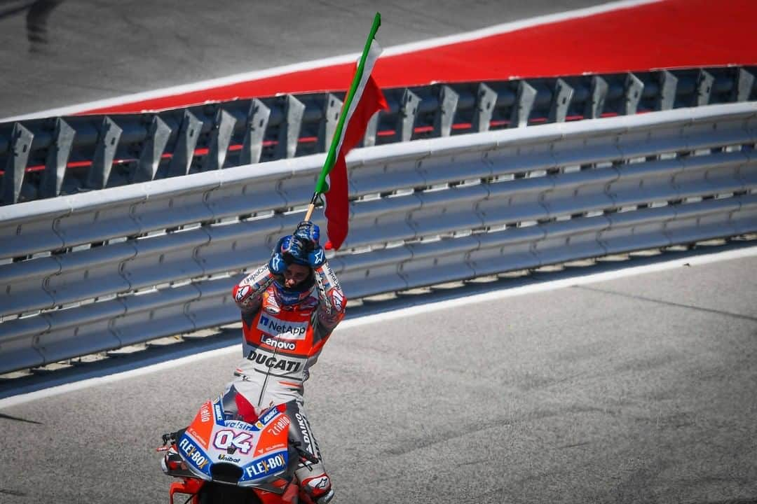 MotoGPさんのインスタグラム写真 - (MotoGPInstagram)「A career in photos 📸 @AndreaDovizioso 🏁 #SwipeLeft ⬅️ for some of the best pics from the Italian rider 🇮🇹 #GrazieDovi #MotoGP」11月11日 4時00分 - motogp