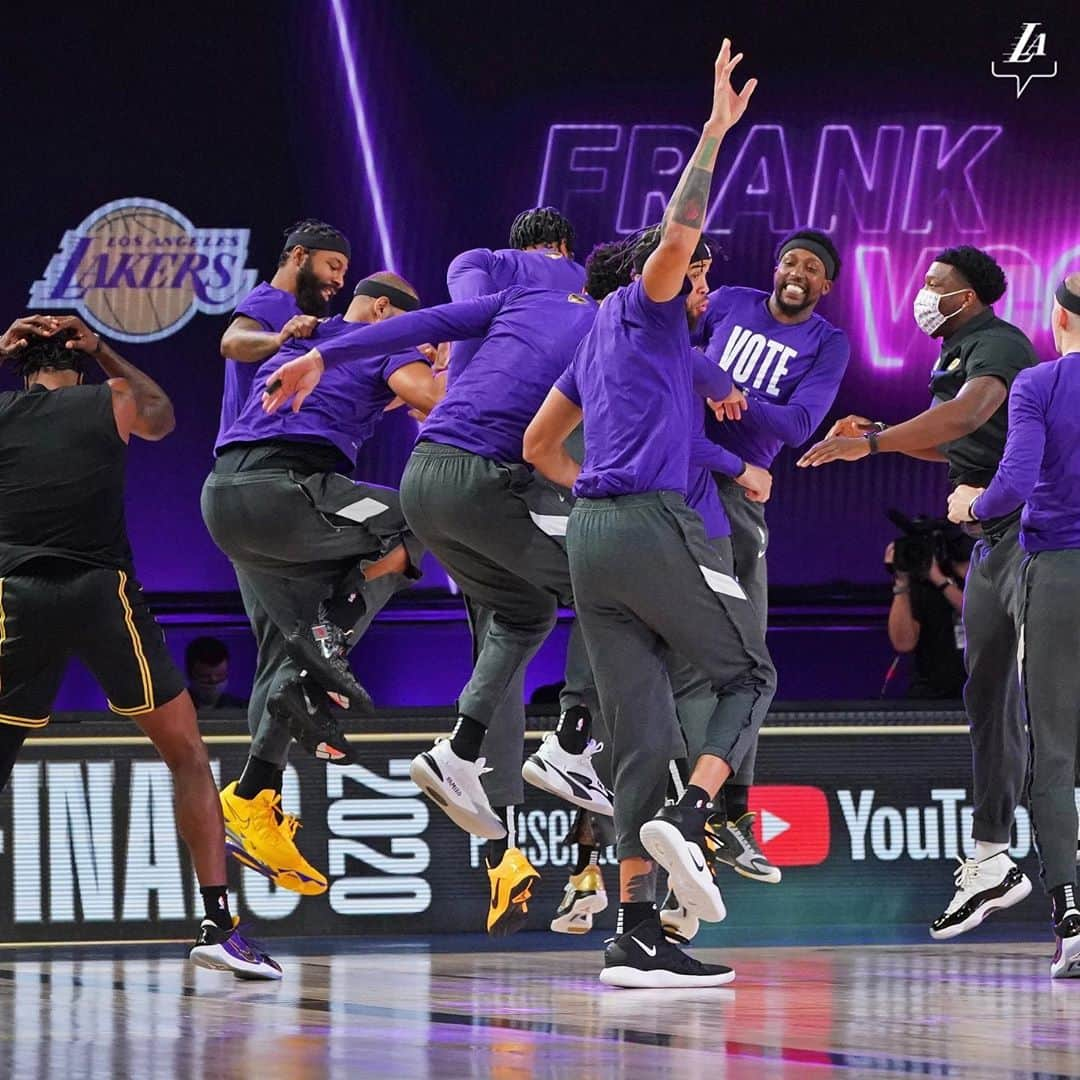 Los Angeles Lakersさんのインスタグラム写真 - (Los Angeles LakersInstagram)「Championship chemistry 💛 #LakeShow」11月11日 4時01分 - lakers