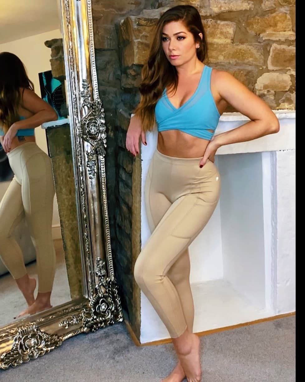 ニッキー・サンダーソンのインスタグラム：「You’ll find me here waiting patiently for the gyms to reopen 💪🏼  Comfort and style all rolled into one with @fableticseu ... Join the VIP Membership and take advantage of their amazing offers. 2 pairs of leggings for £24 or 50% off your first outfit when you sign up!! Plus VIP Members can shop collection for 30-50% less than regular customers!! How incredible is that!!  Use the link in my bio to sign up as a VIP member and enjoy all their perks!!  #fableticseuambassador #fableticsuk #ad #gym #gymwear #fitness #workout #active #motivation #gymlife #fitfam #homeworkout」