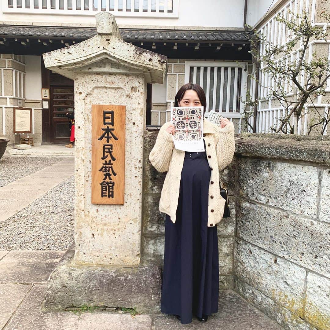 のインスタグラム：「アイヌの美しき手仕事展へ。 ワンピースがこの場所にピッタリだった気がして嬉しかった日。☺️ ワンピースはNIRE、カーディガンは古着♡」