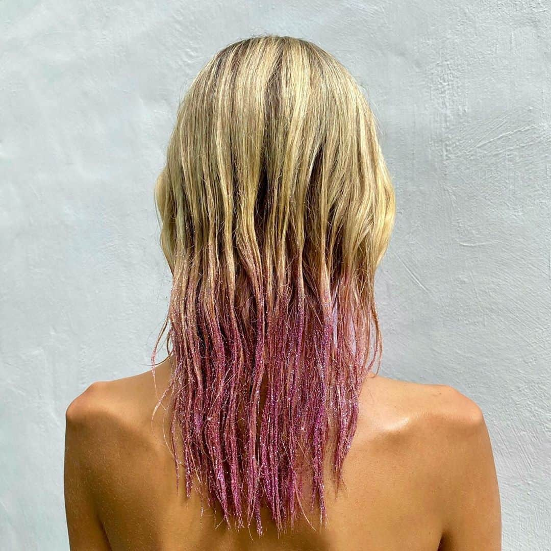 Ania Milczarczykさんのインスタグラム写真 - (Ania MilczarczykInstagram)「I never post hair pics but I guess it’s because I don’t spend every day with @luvaj sticking diamanté’s in or plonking the whole thing into pink glitter」11月10日 19時07分 - aniamilczarczyk