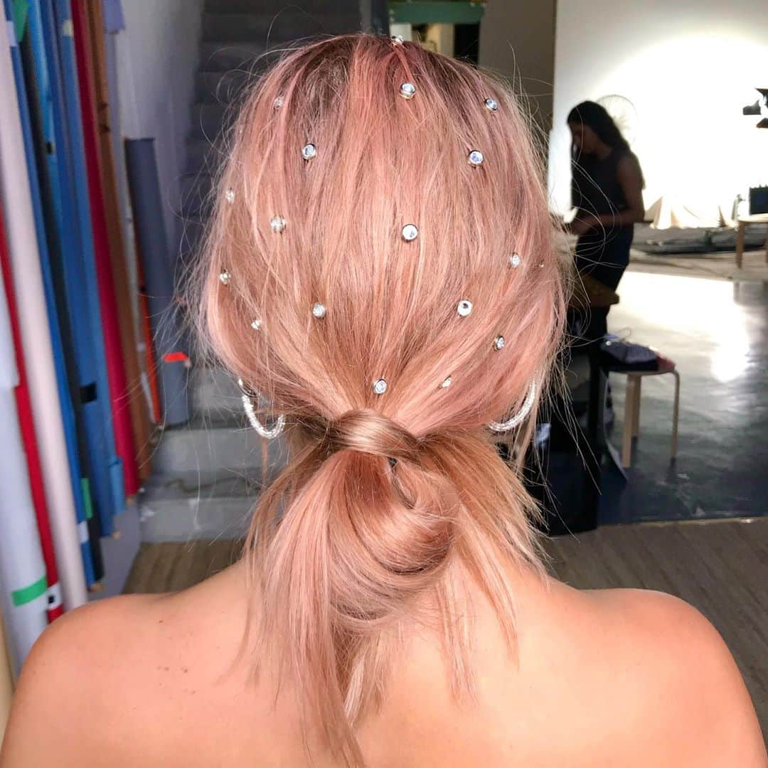 Ania Milczarczykさんのインスタグラム写真 - (Ania MilczarczykInstagram)「I never post hair pics but I guess it’s because I don’t spend every day with @luvaj sticking diamanté’s in or plonking the whole thing into pink glitter」11月10日 19時07分 - aniamilczarczyk