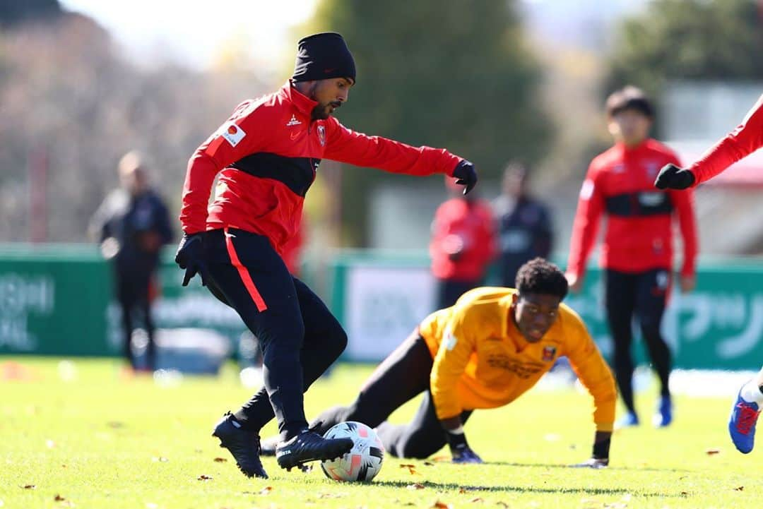 浦和レッドダイヤモンズさんのインスタグラム写真 - (浦和レッドダイヤモンズInstagram)「10日、大原サッカー場でのトレーニング。 #武藤雄樹 #青木拓矢 #エヴェルトン #柴戸海 #山中亮輔 #マルティノス #トーマス #鈴木彩艶 #興梠慎三 #岩武克弥 #橋岡大樹 #西川周作 #岩波拓也 #石井僚 #レオナルド #三菱UFJニコス#nike #POLUS #三菱重工 #三菱自動車 #トーシンパートナーズ #auカブコム証券 #DHL #urawareds #浦和レッズ #Jリーグ」11月10日 19時14分 - urawaredsofficial